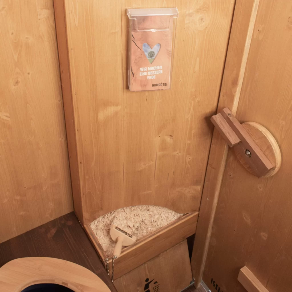 Einstreu in Kompotoi-Toilette