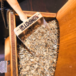 Hanfeinstreu mit Eukalyptusduft von Loovolution im Einstreuspender von Kompotoi