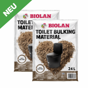 Zwei Gebinde des Biolan Trockentoiletten Einstreu leicht übereinander versetzt zu sehen - Aufschrift englisch: Toilet Bulking Material. Links oben eine grün unterlegte Ecke mit dem Hinweis: neu
