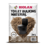Ein Gebinde der Biolan Trockentoiletten-Einstreu mit einem Herz aus Streu, darauf einer kleinen Trockentoilette unten eine Flagge: Made in Finland
